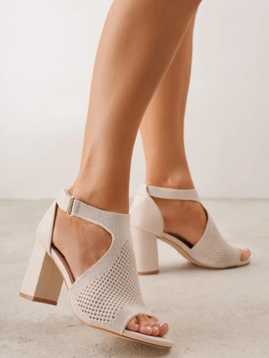 Zdjęcie produktu Beżowe Sandały Soft Fit VICES na Obcasie w Stylu Botków z Elastyczną Ażurową Cholewką Comfort Omphopis