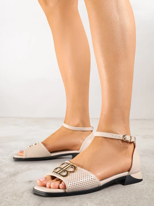 Zdjęcie produktu Beżowe Sandały Vices z Perforowaną Cholewką i Elegancką Aplikacją Tilapea