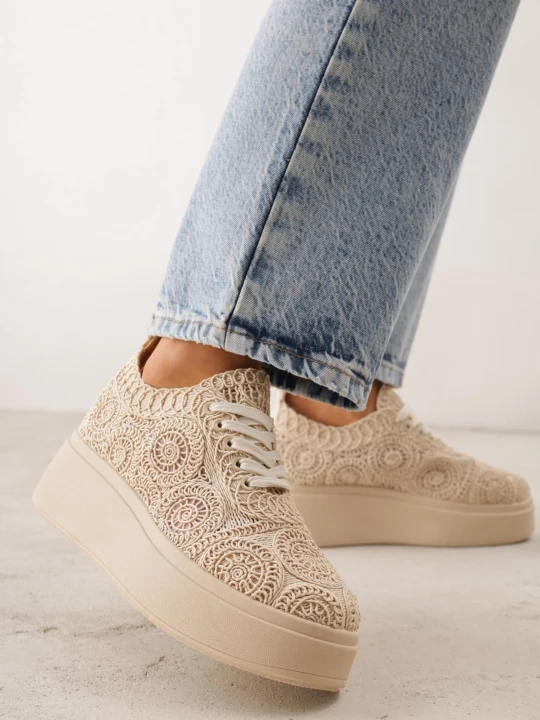 Zdjęcie produktu Beżowe Sneakersy Boho na Platformie Zdobione Plecionym Wzorem Abilama C'M Paris