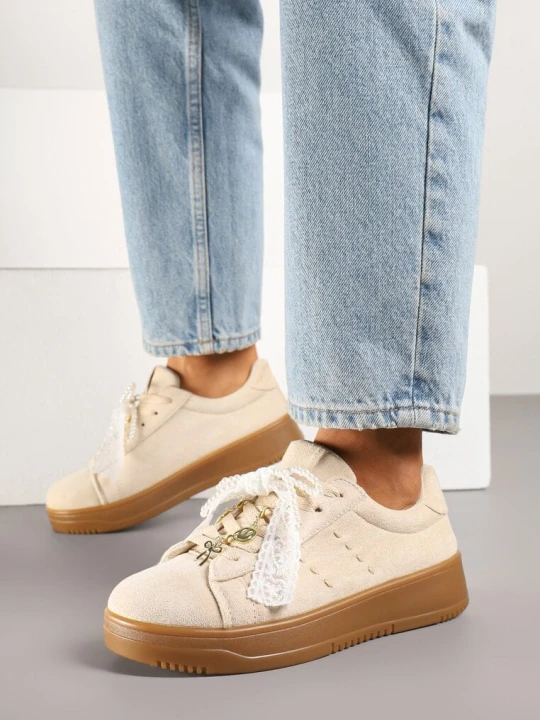 Zdjęcie produktu Beżowe Sneakersy na Grubej Podeszwie z Ozdobnymi Kokardkami Divelia Ideal
