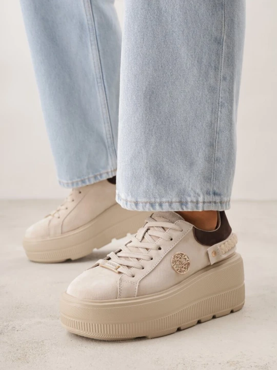 Zdjęcie produktu Beżowe Sneakersy Skórzane na Grubej Podeszwie z Plecionym Paskiem i Ozdobą Chalessei Goodin