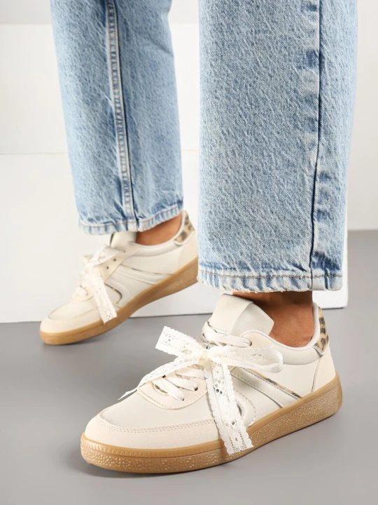 Zdjęcie produktu Beżowe Sneakersy Typu Kultowe Tenisówki z Ozdobną Odpinaną Kokardą Korilinda