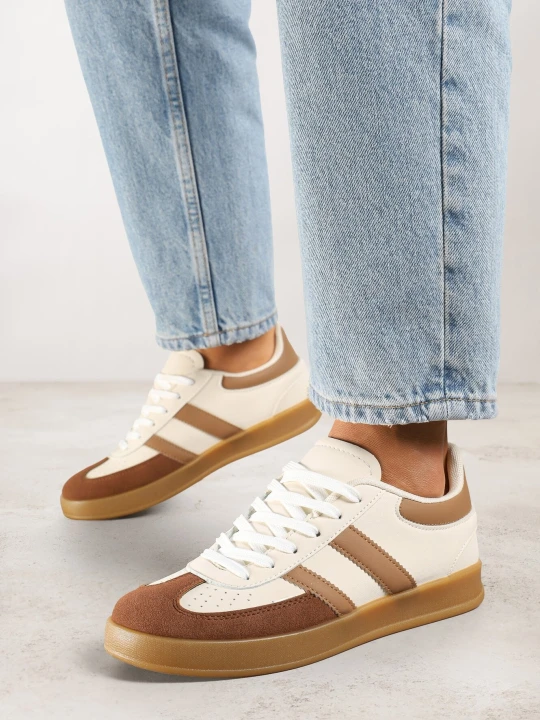Zdjęcie produktu Beżowo-Białe Sneakersy Typu Kultowe Tenisówki z Ozdobnymi Przeszyciami Selfia Gowin