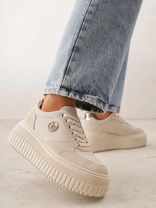 Zdjęcie produktu Beżowe Sneakersy VICES na Żłobionej Podeszwie Zdobione Elegancką Aplikacją Lunatea