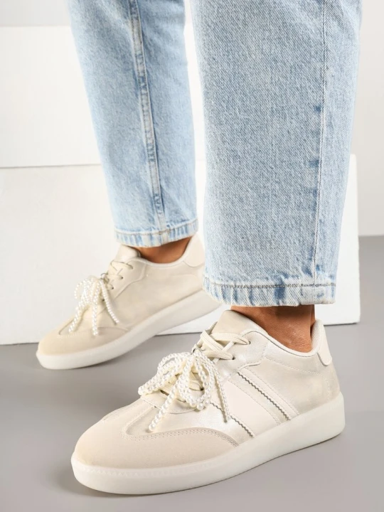 Zdjęcie produktu Beżowe Sneakersy w Stylu Klasycznych Tenisówek z Perłowym Zdobieniem Nalarie
