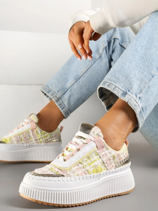 Zdjęcie produktu Biało-Różowe Sneakersy z Tweedowymi Zdobieniami i Przeszyciami na Platformie Ulandrelia