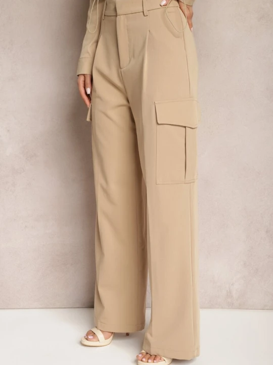 Zdjęcie produktu Beżowe Szerokie Spodnie High Waist w Eleganckim Stylu z Kieszeniami Cargo Dekanna Bisou's Project