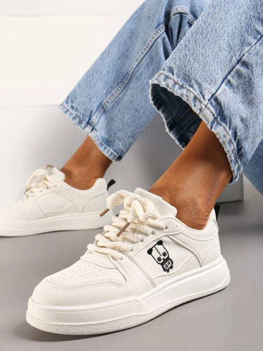Zdjęcie produktu Beżowe Sznurowane Sneakersy z Ozdobną Naszywką i Perforacją Vetria