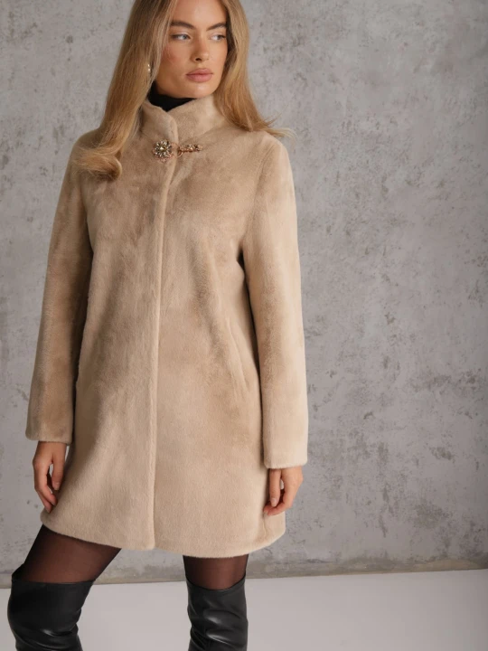 Zdjęcie produktu Beżowe Sztuczne Futro ze Stójką i Eleganckim Zapięciem w Kształcie Kwiatu Lireko Rosse Line