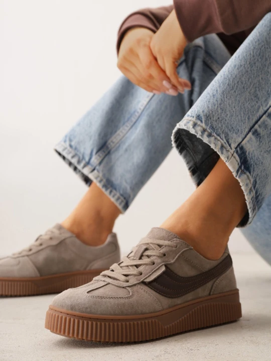 Zdjęcie produktu Beżowe Zamszowe Sneakersy w Stylu Klasycznych Tenisówek ze Skórzaną Wkładką Riosera Santorio