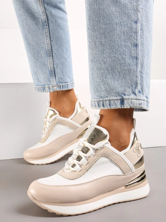Zdjęcie produktu Beżowo-Białe Sneakersy na Ukrytym Koturnie z Metaliczną Blaszką i Napisem Yenavra