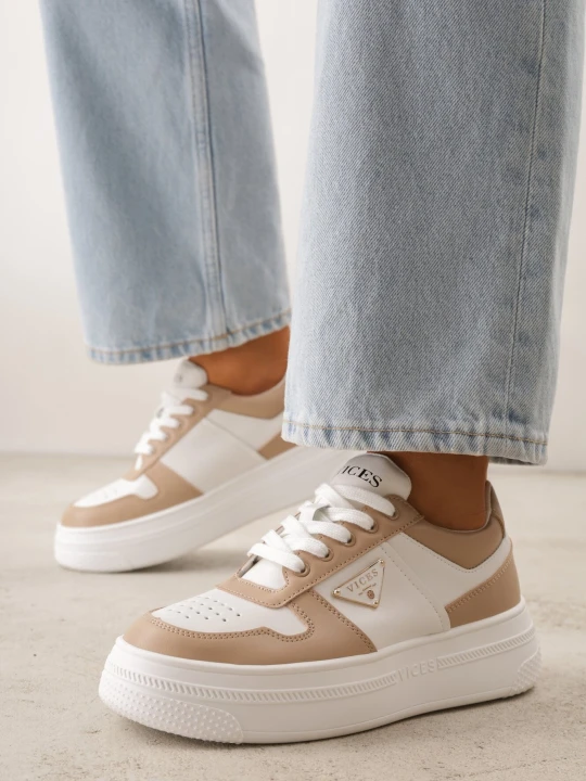 Zdjęcie produktu Beżowo-Białe Sneakersy Vices na Grubej Podeszwie z Geometryczną Ozdobą i Perforacją Karvesa
