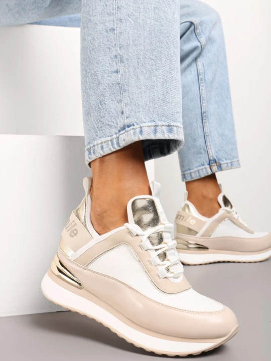 Zdjęcie produktu Beżowo-Białe Sneakersy z Metaliczną Wstawką i Ozdobnym Napisem na Ukrytym Koturnie Alivewna