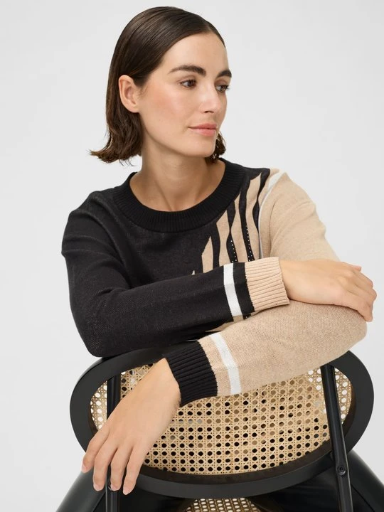 Zdjęcie produktu Beżowo-czarny sweter damski Cora z geometrycznym wzorem – Urban Wild Olsen
