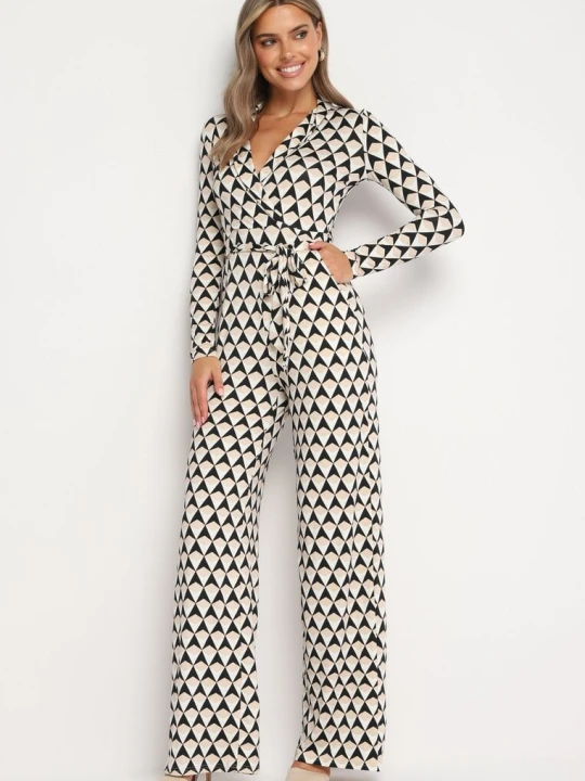 Zdjęcie produktu Beżowy Kombinezon z Wiązanym Paskiem w Geometryczny Print Ninatti By Swan