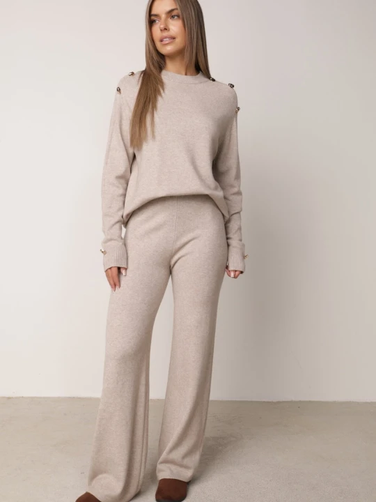 Zdjęcie produktu Beżowy Komplet z Wiskozą Szerokie Spodnie i Sweter Ozdobiony Guzikami Alessina M&d Fashion