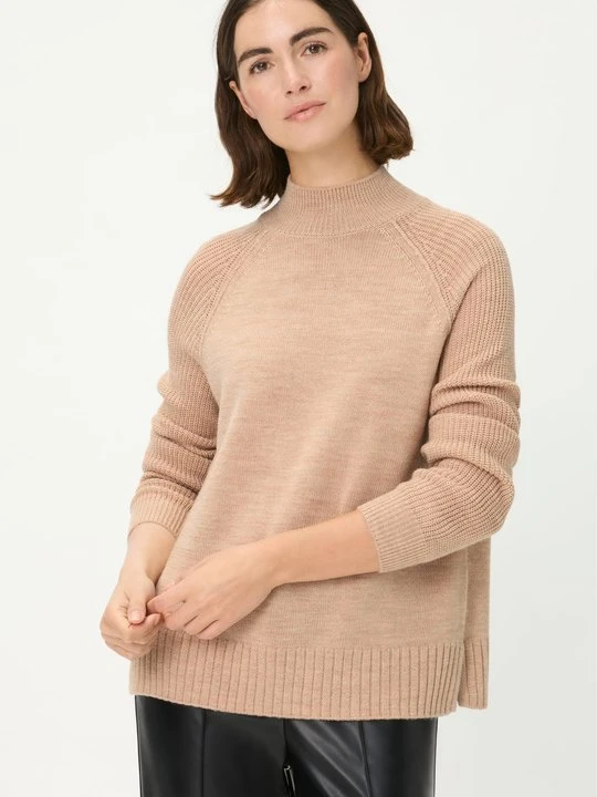 Zdjęcie produktu Beżowy sweter damski Henny z wełną merino ze stójką – Urban Wild Olsen