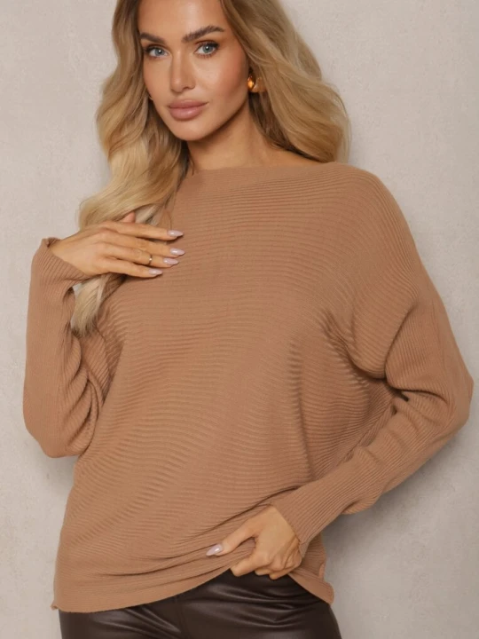 Zdjęcie produktu Beżowy Sweter o Klasycznym Kroju i Dekoltem w Łódkę Valorvia Miss Poem