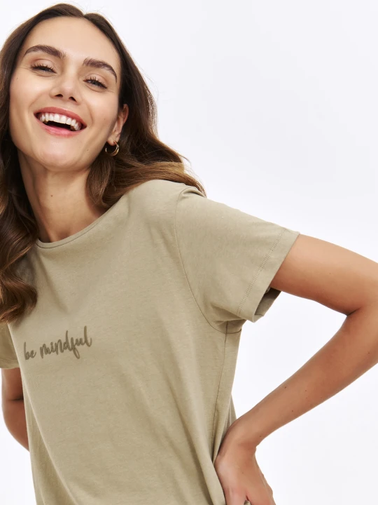 Zdjęcie produktu Beżowy t-shirt z delikatnym napisem TOP SECRET Jasny zielony