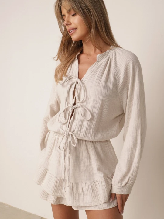 Zdjęcie produktu Beżowy Wiązany Bawełniany Kombinezon Boho z Falbankami i Wiązaniem Lalelia Jumelle