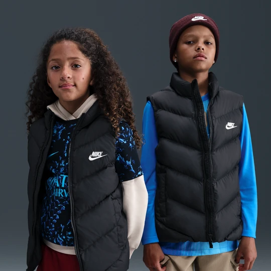 Zdjęcie produktu Bezrękawnik puchowy o luźnym kroju dla dużych dzieci Therma-Fit Nike All Day Play - Czerń