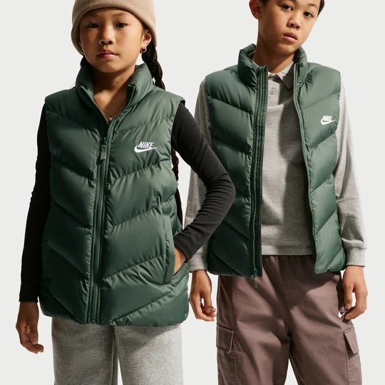 Zdjęcie produktu Bezrękawnik puchowy o luźnym kroju dla dużych dzieci Therma-Fit Nike All Day Play - Zieleń
