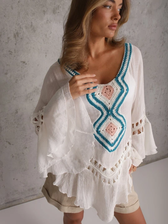 Zdjęcie produktu Biała Asymetryczna Narzutka z Ażurowymi Wstawkami i Falbankami Hirisa R&f Fashion