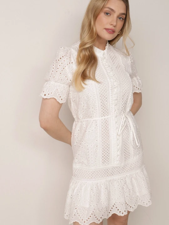 Zdjęcie produktu Biała Bawełniana Ażurowa Sukienka w Stylu Boho z Falbanką i Paskiem Nelisse Bisou's Project