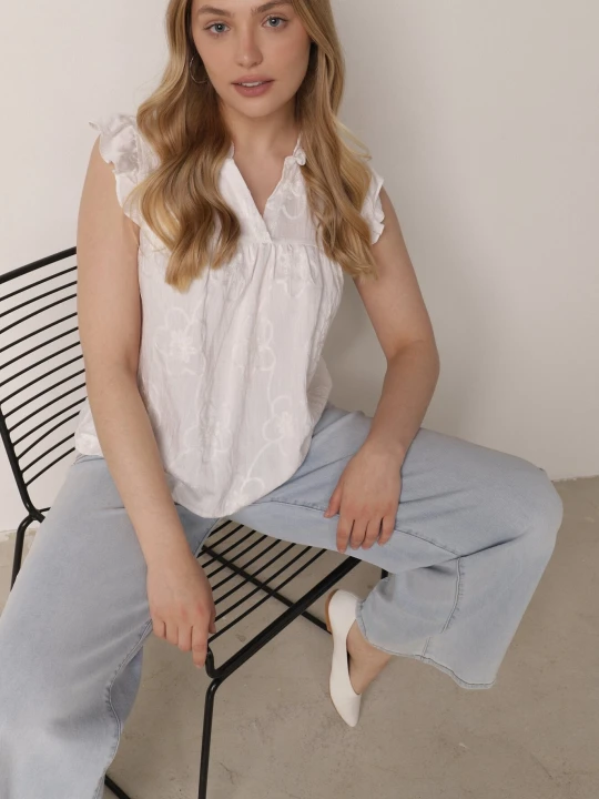 Zdjęcie produktu Biała Bawełniana Bluzka z Kwiatowym Haftem i Falbankami Sabrilato Romee's
