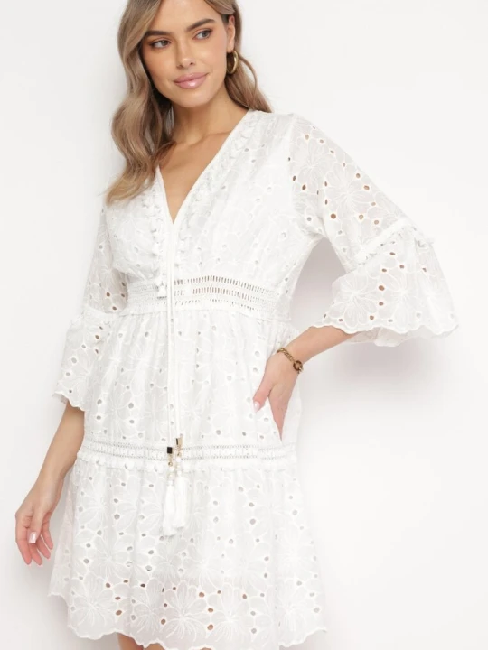 Zdjęcie produktu Biała Bawełniana Sukienka w Stylu Boho z Ażurowym Wzorem Elsenia Ambitionfly