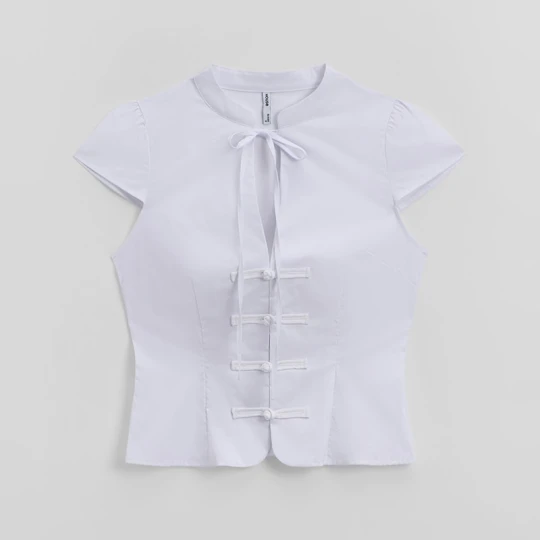 Zdjęcie produktu Biała bluzka z ozdobnymi wiązaniami i dekoltem qipao House