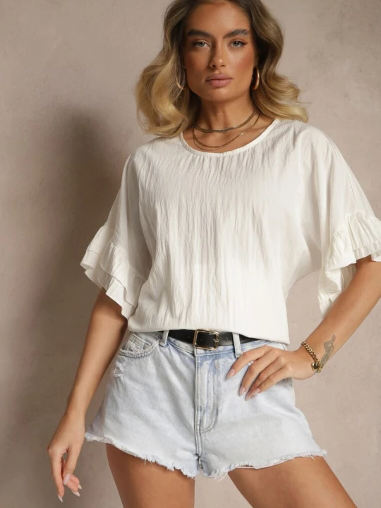 Zdjęcie produktu Biała Bluzka z Wiskozą o Kroju Nietoperza Ozdobiona Falbankami Ranova New Collection
