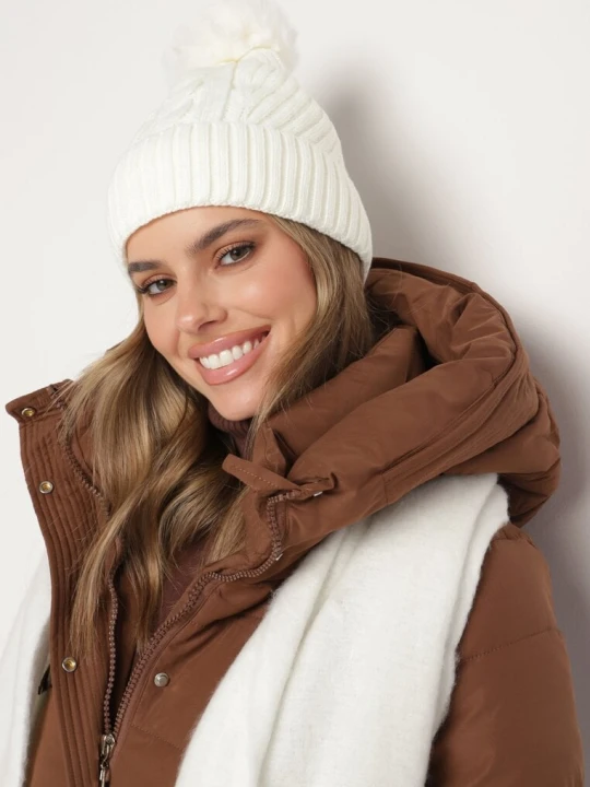Zdjęcie produktu Biała Czapka Beanie w Warkoczowy Wzór z Pomponem i Futrzaną Wyściółką Feledi