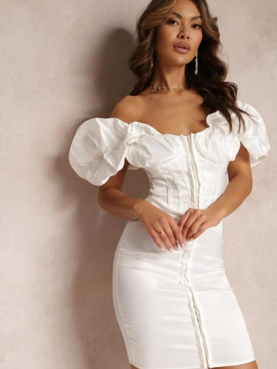 Zdjęcie produktu Biała Dopasowana Sukienka Satynowa z Bufiastym Rękawem Clarimond New Collection