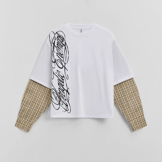 Zdjęcie produktu Biała koszulka cropped z nadrukiem i rękawami w kratę House