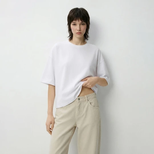 Zdjęcie produktu Biała koszulka cropped z okrągłym dekoltem House