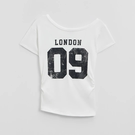 Zdjęcie produktu Biała koszulka one shoulder z napisem London 09 House