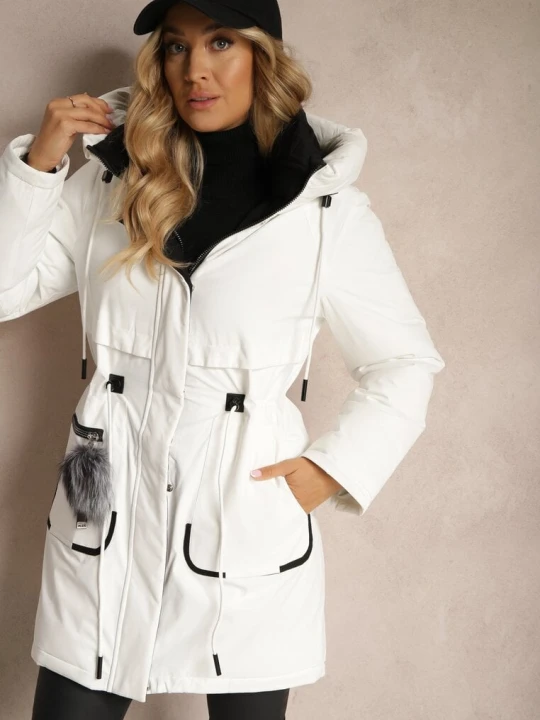 Zdjęcie produktu Biała Kurtka Parka ze Ściągaczami w Talii i Kapturem Zdobiona Zawieszką Zeriena Rosse Line