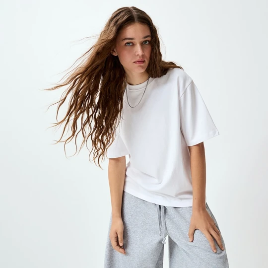Zdjęcie produktu Biała luźna koszulka basic z krótkim rękawem House