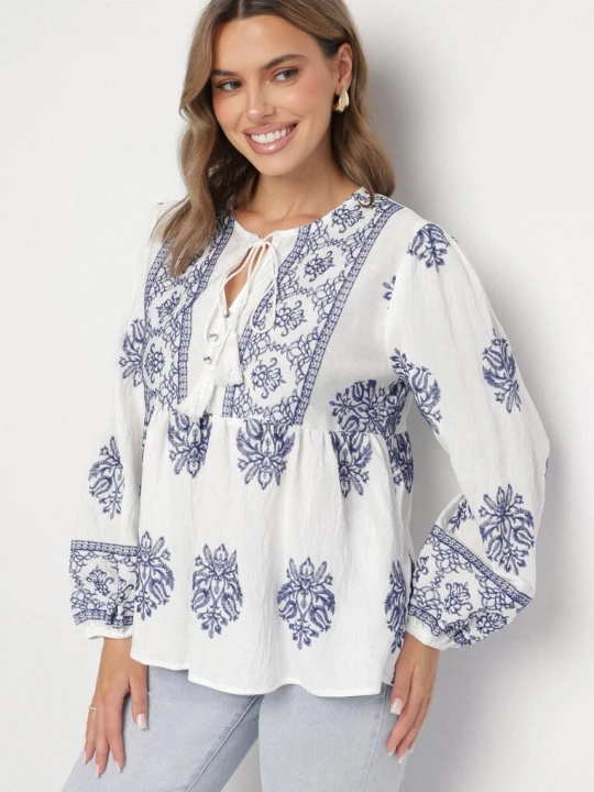 Zdjęcie produktu Biała Rozkloszowana Bluzka Boho z Wiskozą Zdobiona Haftami i Wiązaniem Nilnella Elsa.m By May