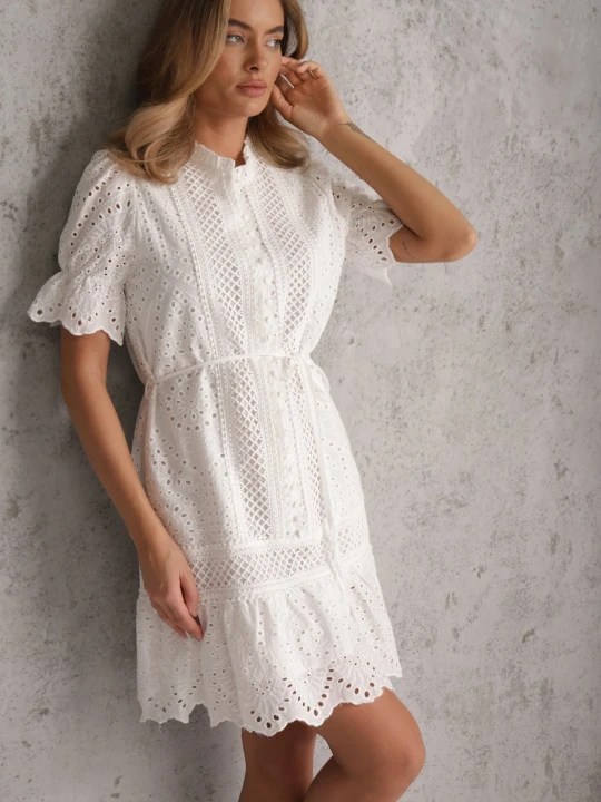 Zdjęcie produktu Biała Sukienka Boho z Bawełny Ozdobiona Ażurowym Wzorem Falbaną i Przewiązana Paskiem Nelah Bisou's Project