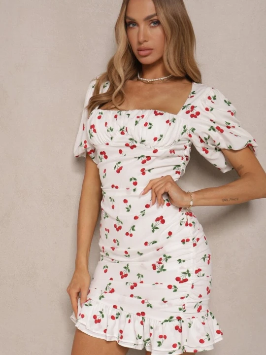 Zdjęcie produktu Biała Sukienka Ozdobiona Wzorem w Wisienki i Marszczeniem Halethra Retro & Icone