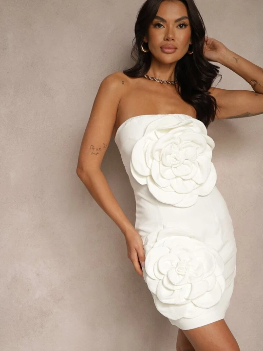 Zdjęcie produktu Biała Sukienka Typu Bandeau z Kwiatami 3D Desilina Elsa.m By May