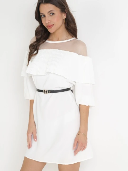 Zdjęcie produktu Biała Sukienka z Plisowaną Falbanką i Cienkim Paskiem Aniva Lily Rose