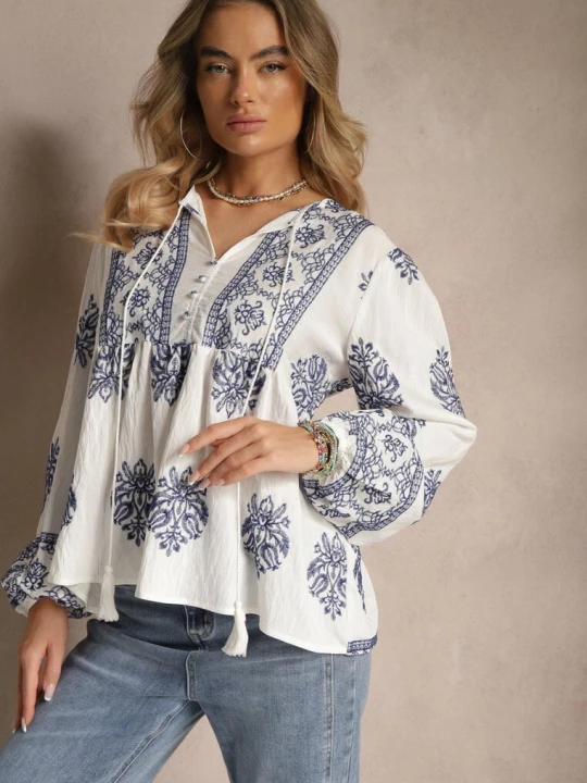 Zdjęcie produktu Biała Wiskozowa Bluzka w Stylu Boho z Falbanką Zdobiona Haftem i Wiązaniem Aerraza Elsa.m By May