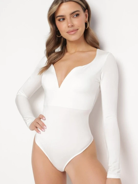 Zdjęcie produktu Białe Body z Wcięciem na Dekolcie i Długimi Rękawami Devereua Lily Rose