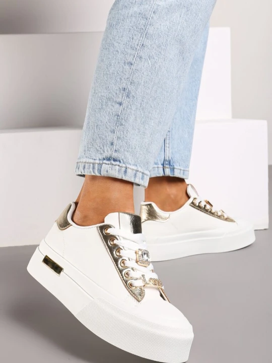 Zdjęcie produktu Białe Casualowe Sneakersy na Platformie Ozdobione Cyrkoniami i Metalicznymi Wstawkami Primaria