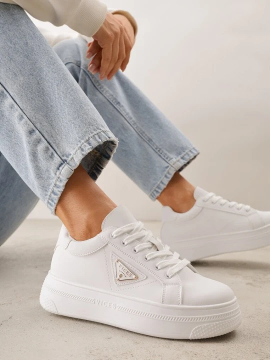 Zdjęcie produktu Białe Chunky Sneakersy VICES na Platformie z Ozdobą w Kształcie Gwiazdki Anatale