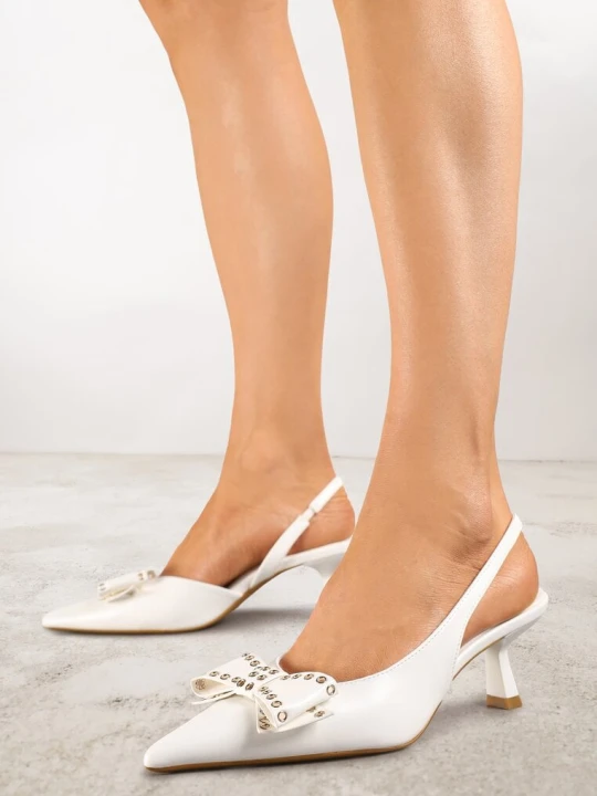 Zdjęcie produktu Białe Czółenka Sandały Vices na Kaczuszce Slingback z Kokardą i Nitami Fennadia
