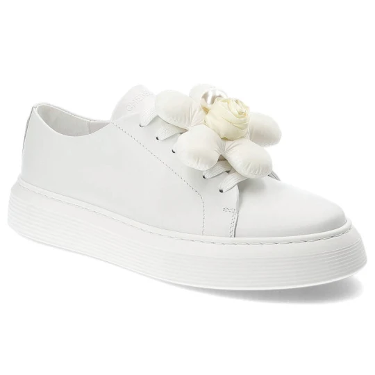 Zdjęcie produktu Białe Eleganckie Sneakersy Chebello Z Ozdobnym Kwiatem